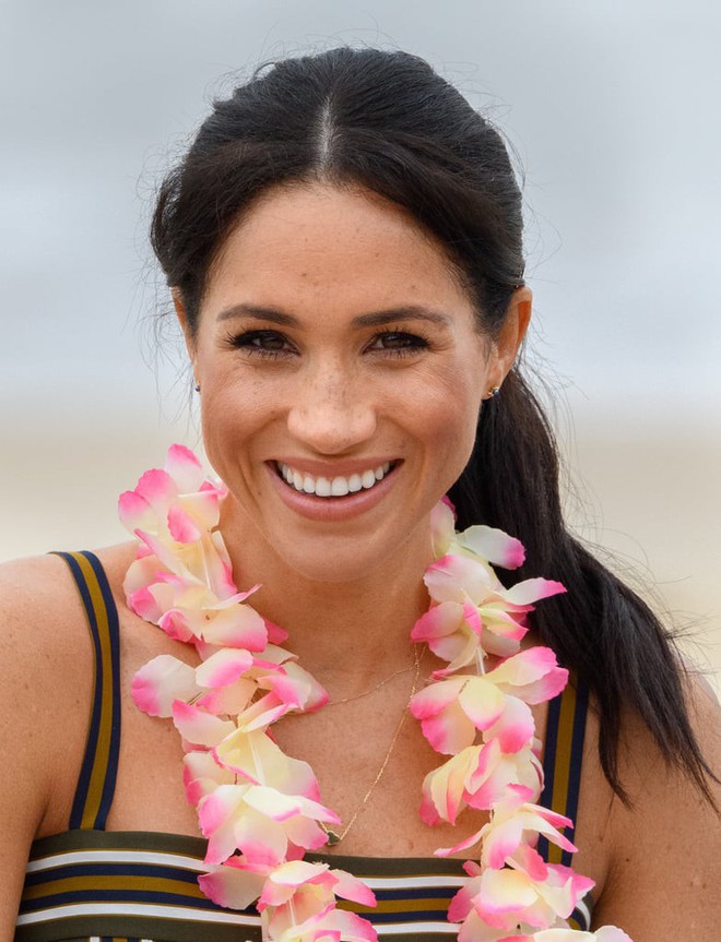 Tinh ý lắm mới nhận ra Meghan Markle dùng mẹo này để giấu đi gương mặt mệt mỏi khi bầu bí - Ảnh 2. Tinh ý lắm mới nhận ra Meghan Markle dùng mẹo này để giấu đi gương mặt mệt mỏi khi bầu bí - Ảnh 2.