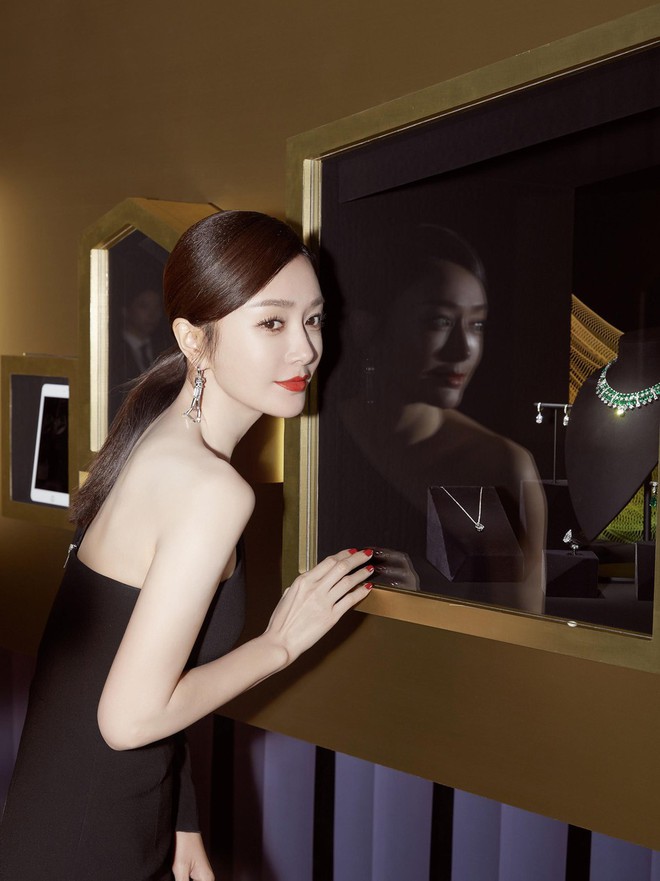 Ho&agrave;ng Hậu Tần Lam khoe sắc v&oacute;c ngọc ng&agrave;, v&ograve;ng 1 e ấp tại thảm đỏ sự kiện H&agrave;n Quốc - Ảnh 8.