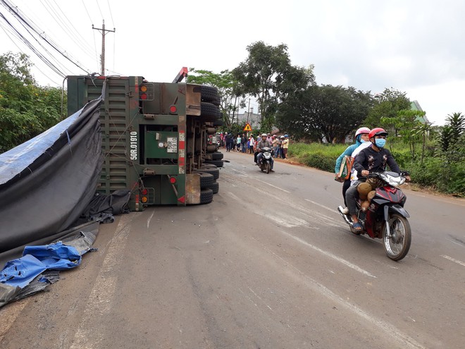 L&acirc;m Đồng: Li&ecirc;n tiếp 2 vụ lật xe chở alumin trong ng&agrave;y, c&ocirc; g&aacute;i 18 tuổi may mắn tho&aacute;t chết - Ảnh 1.