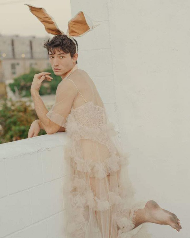 Ezra Miller của Fantastic Beasts th&aacute;ch thức bất cứ chị em n&agrave;o tr&ecirc;n Tr&aacute;i Đất sexy bằng m&igrave;nh  - Ảnh 13.