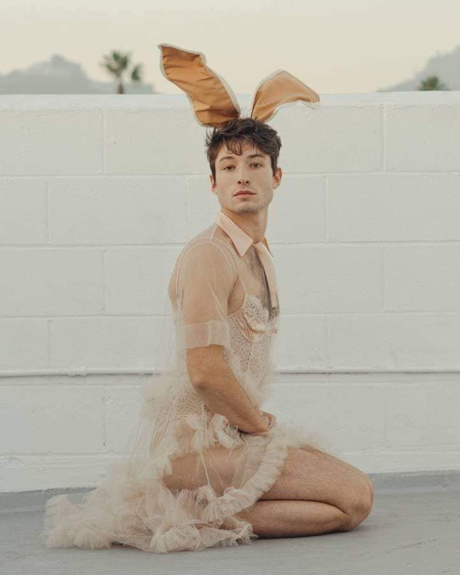 Ezra Miller của Fantastic Beasts thách thức bất cứ chị em nào trên Trái Đất sexy bằng mình  - Ảnh 9.