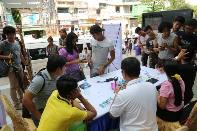 Trời nắng nóng, không có lực lượng bảo vệ, người Myanmar vẫn trật tự xếp hàng mua vé xem trận gặp Việt Nam - Ảnh 10.