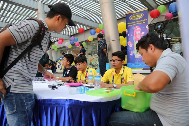 Trời nắng nóng, không có lực lượng bảo vệ, người Myanmar vẫn trật tự xếp hàng mua vé xem trận gặp Việt Nam - Ảnh 12.