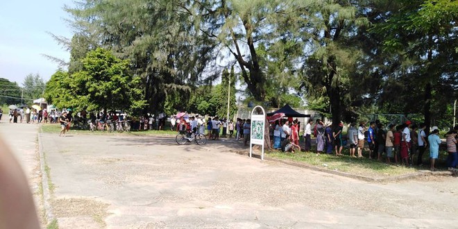 Trời nắng nóng, không có lực lượng bảo vệ, người Myanmar vẫn trật tự xếp hàng mua vé xem trận gặp Việt Nam - Ảnh 1.