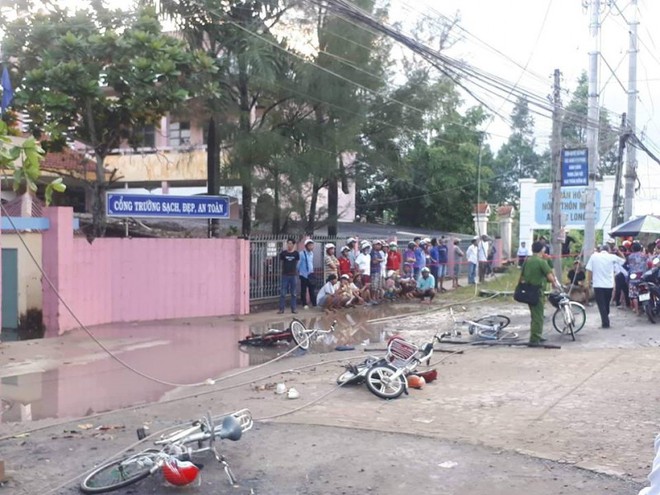Nguy&ecirc;n nh&acirc;n đứt d&acirc;y điện khiến hai học sinh chết thảm trước cổng trường - Ảnh 1.