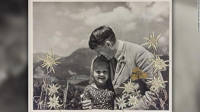Bức ảnh trùm phát xít Hitler ôm bé gái Do Thái được bán với giá khủng - Ảnh 1.