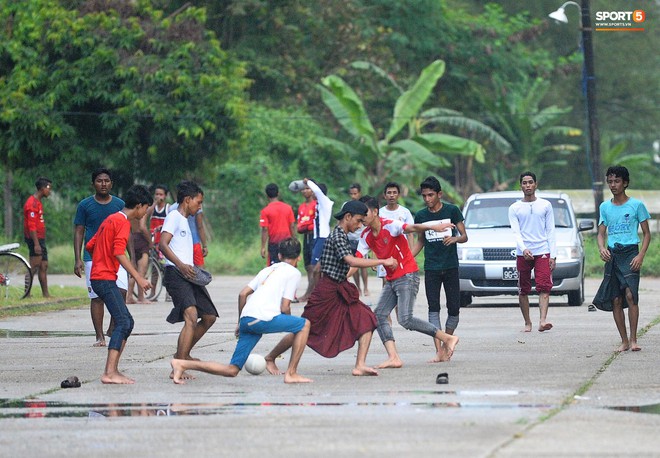 Tuyển thủ Việt Nam thích thú xem đàn ông Myanmar mặc váy, đi chân đất, đá bóng nhựa thỏa mãn đam mê - Ảnh 7.