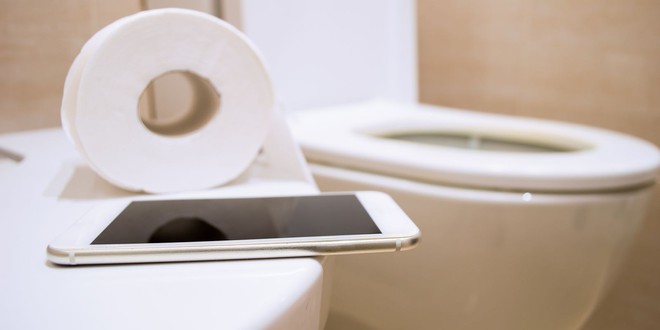 Mang điện thoại vào nhà vệ sinh khiến bạn có nguy cơ rước phải 4 căn bệnh nguy hiểm sau - Ảnh 2.