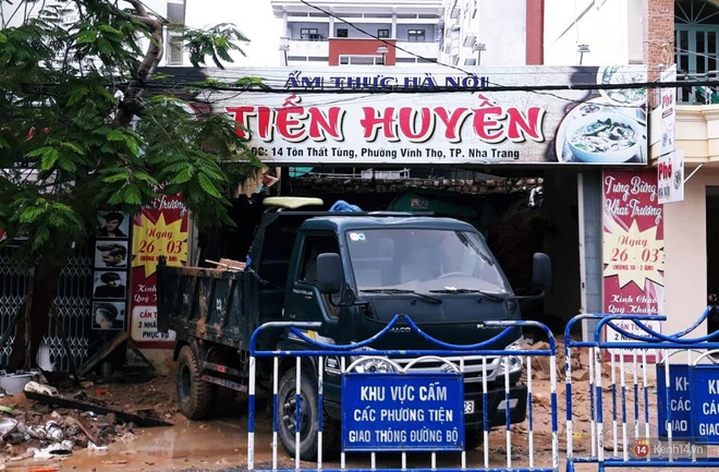 Mưa lũ, sạt lở kinh hoàng ở Nha Trang: Người dân dùng tay đào bới tìm thi thể bé trai và người phụ nữ trong đống đổ nát - Ảnh 3.