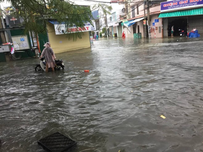 Chùm ảnh ngập lụt kinh hoàng qua Nha Trang, Khánh Hoà: Ô tô bơi như tàu ngầm, đồ vật trong nhà chìm trong biển nước - Ảnh 1.