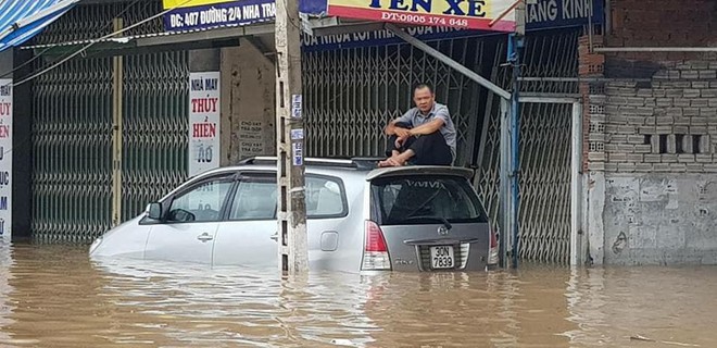 Chùm ảnh ngập lụt kinh hoàng qua Nha Trang, Khánh Hoà: Ô tô bơi như tàu ngầm, đồ vật trong nhà chìm trong biển nước - Ảnh 4.