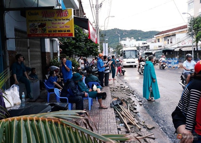 Mưa lũ, sạt lở kinh hoàng ở Nha Trang: Người dân dùng tay đào bới tìm thi thể bé trai và người phụ nữ trong đống đổ nát - Ảnh 2.