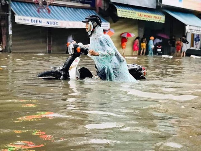 Chùm ảnh ngập lụt kinh hoàng qua Nha Trang, Khánh Hoà: Ô tô bơi như tàu ngầm, đồ vật trong nhà chìm trong biển nước - Ảnh 8.