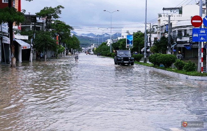 Mưa lũ, sạt lở kinh hoàng ở Nha Trang: Người dân dùng tay đào bới tìm thi thể bé trai và người phụ nữ trong đống đổ nát - Ảnh 4.