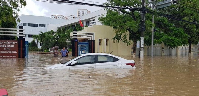 Chùm ảnh ngập lụt kinh hoàng qua Nha Trang, Khánh Hoà: Ô tô bơi như tàu ngầm, đồ vật trong nhà chìm trong biển nước - Ảnh 5.