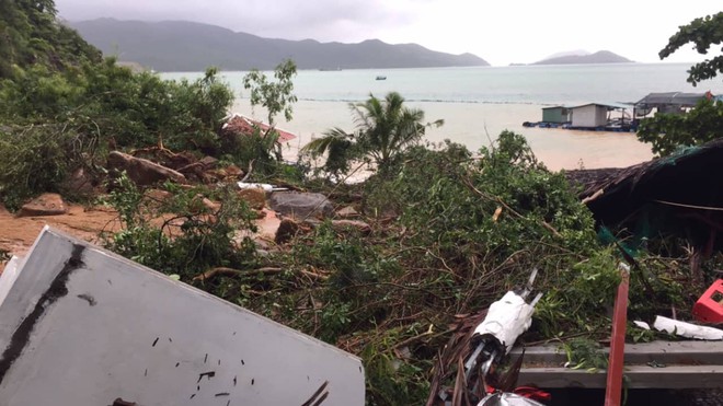 Mưa lớn gây sạt lở nghiêm trọng ở TP Nha Trang: Đã có 10 người chết, nhiều người bị thương, mất tích - Ảnh 1.