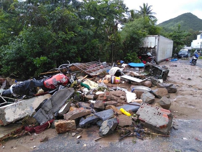 Chùm ảnh ngập lụt kinh hoàng qua Nha Trang, Khánh Hoà: Ô tô bơi như tàu ngầm, đồ vật trong nhà chìm trong biển nước - Ảnh 18.