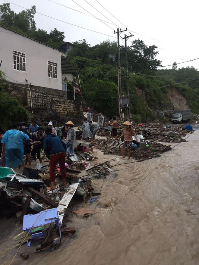 Chùm ảnh ngập lụt kinh hoàng qua Nha Trang, Khánh Hoà: Ô tô bơi như tàu ngầm, đồ vật trong nhà chìm trong biển nước - Ảnh 20.