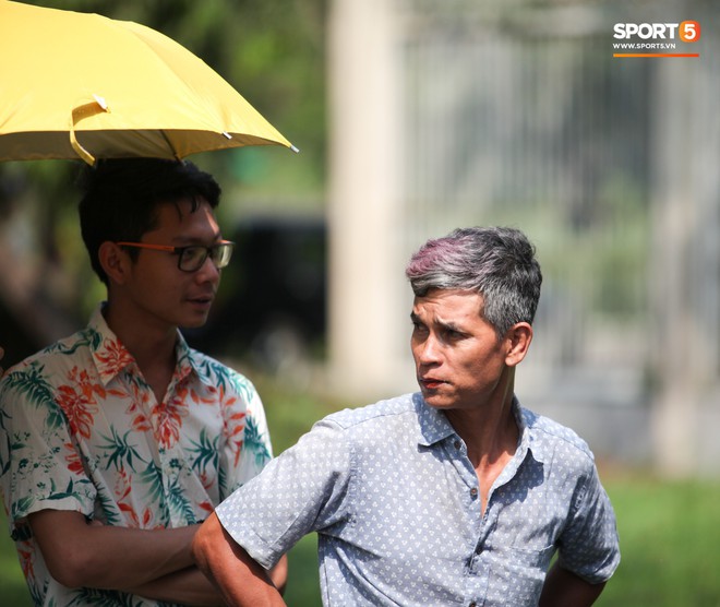 Đi xem CĐV Myanmar xếp h&agrave;ng mua v&eacute; cũng thấy đậm đ&agrave; bản sắc văn ho&aacute; truyền thống - Ảnh 10.