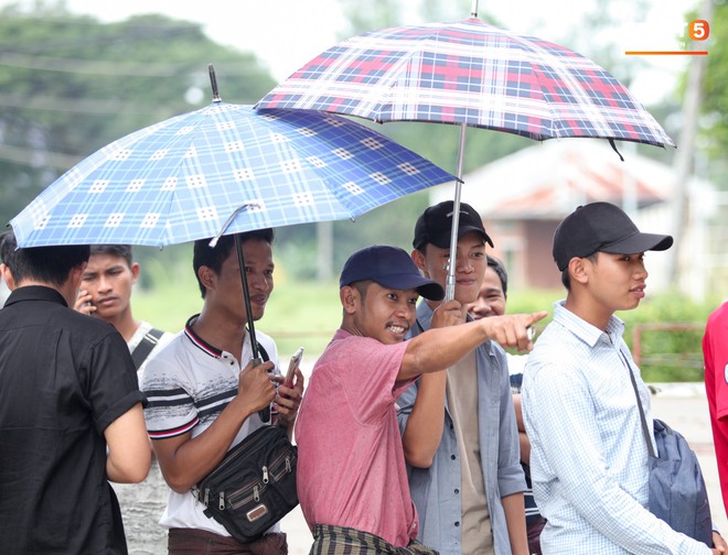 Tiểu thư Myanmar sợ phụ huynh phát hiện vì trốn đi mua vé xem trận gặp Việt Nam - Ảnh 11.