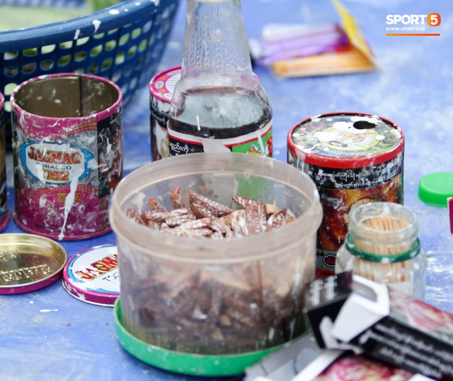 Đi xem CĐV Myanmar xếp h&agrave;ng mua v&eacute; cũng thấy đậm đ&agrave; bản sắc văn ho&aacute; truyền thống - Ảnh 8.