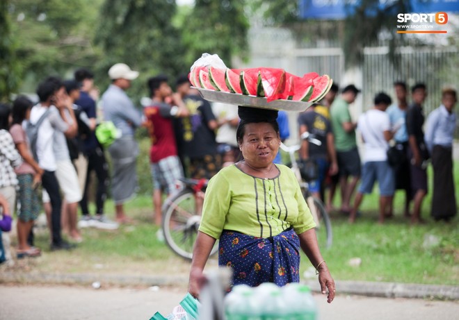 Đi xem CĐV Myanmar xếp hàng mua vé cũng thấy đậm đà bản sắc văn hoá truyền thống - Ảnh 12.