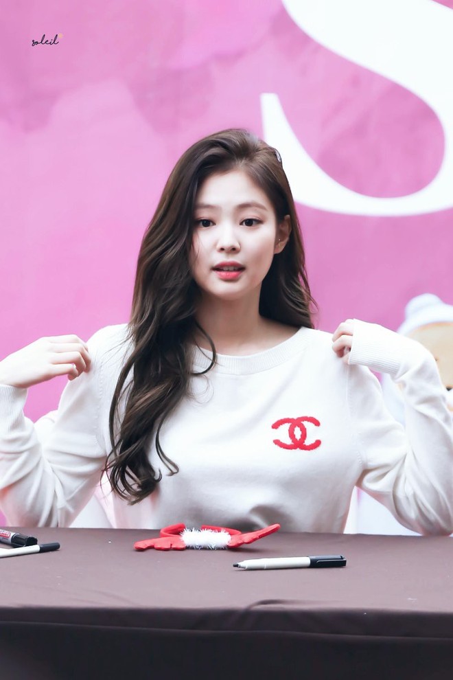 Cùng diện 1 chiếc áo: Jennie (Black Pink) “cao tay” hơn hẳn Châu Tấn, nhưng đẹp hơn thì chưa chắc - Ảnh 2.