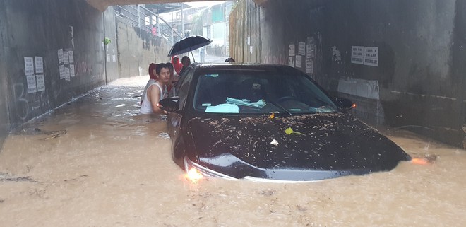 Chùm ảnh ngập lụt kinh hoàng qua Nha Trang, Khánh Hoà: Ô tô bơi như tàu ngầm, đồ vật trong nhà chìm trong biển nước - Ảnh 3.