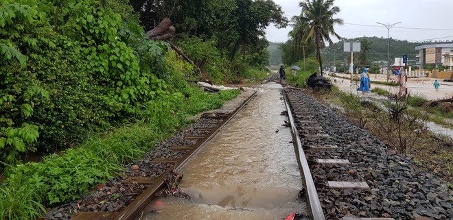 Chùm ảnh ngập lụt kinh hoàng qua Nha Trang, Khánh Hoà: Ô tô bơi như tàu ngầm, đồ vật trong nhà chìm trong biển nước - Ảnh 6.