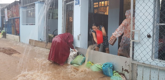 Chùm ảnh ngập lụt kinh hoàng qua Nha Trang, Khánh Hoà: Ô tô bơi như tàu ngầm, đồ vật trong nhà chìm trong biển nước - Ảnh 13.
