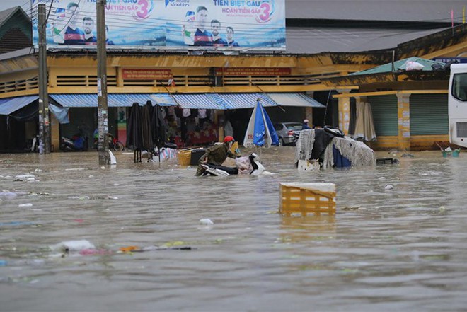 Chùm ảnh ngập lụt kinh hoàng qua Nha Trang, Khánh Hoà: Ô tô bơi như tàu ngầm, đồ vật trong nhà chìm trong biển nước - Ảnh 10.