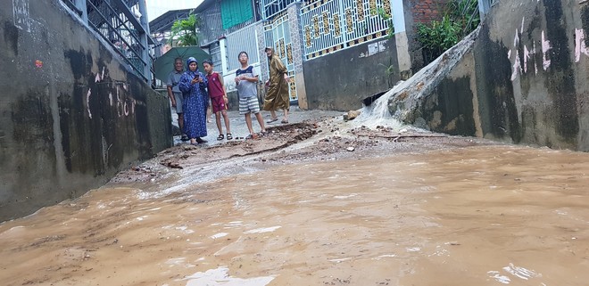 Chùm ảnh ngập lụt kinh hoàng qua Nha Trang, Khánh Hoà: Ô tô bơi như tàu ngầm, đồ vật trong nhà chìm trong biển nước - Ảnh 12.