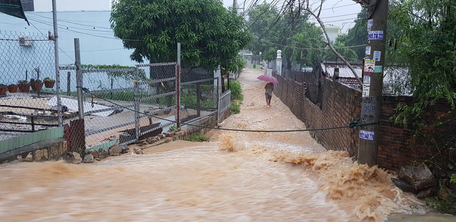 Chùm ảnh ngập lụt kinh hoàng qua Nha Trang, Khánh Hoà: Ô tô bơi như tàu ngầm, đồ vật trong nhà chìm trong biển nước - Ảnh 14.