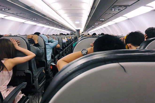 Clip: Hành khách đồng loạt vào tư thế an toàn trên chuyến bay Vietjet nghi gặp sự cố, phải bay nhiều vòng rồi quay lại Tân Sơn Nhất - Ảnh 3.