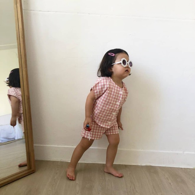 C&aacute;ch bố cứu con khỏi c&uacute; ng&atilde; si&ecirc;u đ&aacute;ng y&ecirc;u: X&aacute;ch lu&ocirc;n mũ &aacute;o kho&aacute;c l&ecirc;n l&agrave;m con m&eacute;o hết cả mặt! - Ảnh 3.