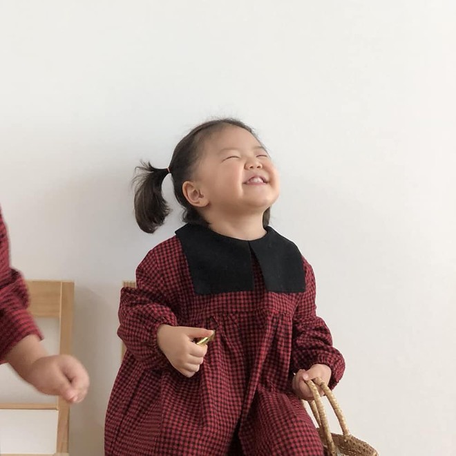 C&aacute;ch bố cứu con khỏi c&uacute; ng&atilde; si&ecirc;u đ&aacute;ng y&ecirc;u: X&aacute;ch lu&ocirc;n mũ &aacute;o kho&aacute;c l&ecirc;n l&agrave;m con m&eacute;o hết cả mặt! - Ảnh 7.