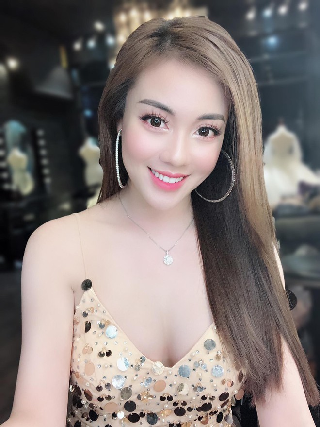 Những c&ocirc; gi&aacute;o cực hot tr&ecirc;n MXH: Mặt xinh, body n&oacute;ng bỏng chẳng k&eacute;m cạnh hot girl - Ảnh 5.