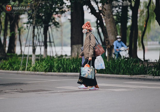 Ngày mùa đông chính thức chạm ngõ miền Bắc, người dân Hà Nội mặc áo ấm xuống phố - Ảnh 5.