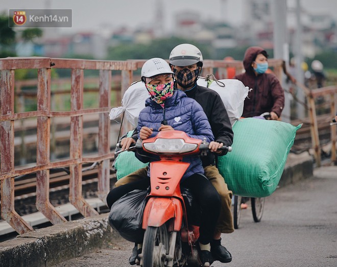 Ngày mùa đông chính thức chạm ngõ miền Bắc, người dân Hà Nội mặc áo ấm xuống phố - Ảnh 3.