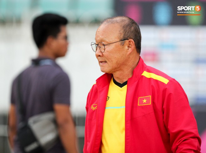 HLV Park Hang-seo có hành động lạ khiến tất cả chú ý trong buổi làm quen sân thi đấu AFF Cup 2018 - Ảnh 2.