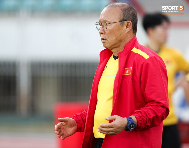 HLV Park Hang-seo có hành động lạ khiến tất cả chú ý trong buổi làm quen sân thi đấu AFF Cup 2018 - Ảnh 4.