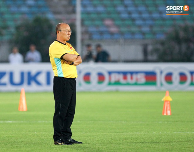 HLV Park Hang-seo có hành động lạ khiến tất cả chú ý trong buổi làm quen sân thi đấu AFF Cup 2018 - Ảnh 7.