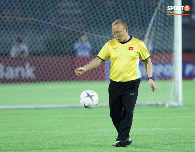 HLV Park Hang-seo có hành động lạ khiến tất cả chú ý trong buổi làm quen sân thi đấu AFF Cup 2018 - Ảnh 8.