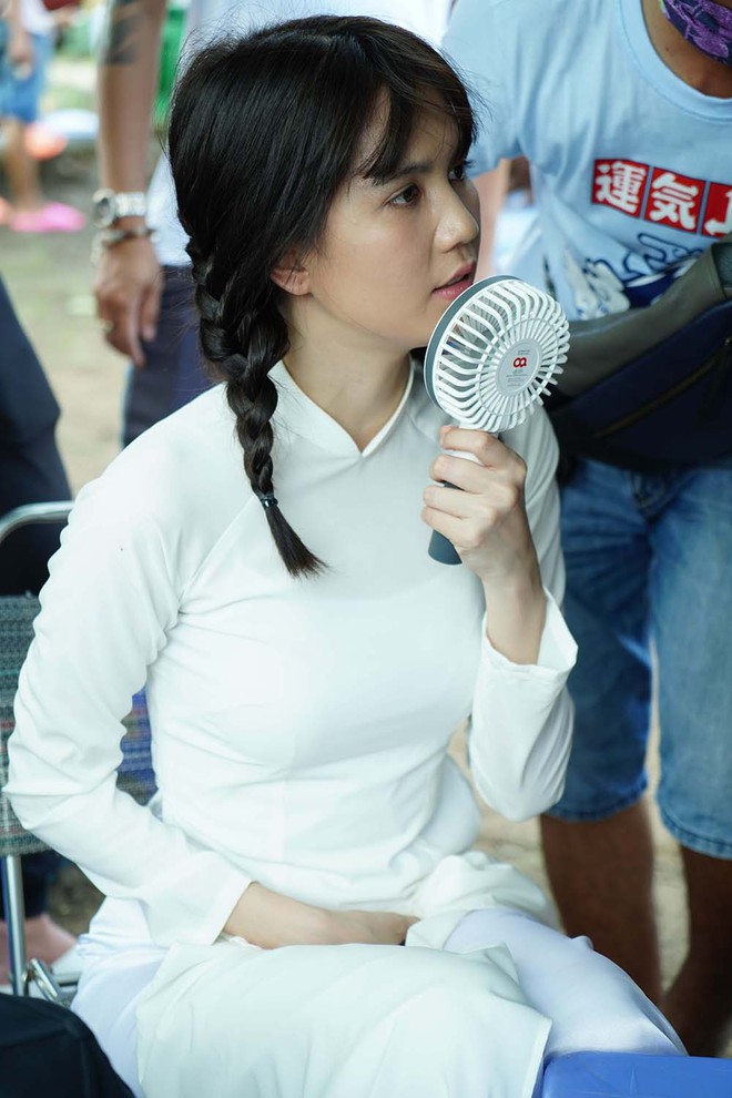 Đố bạn nhận ra nữ sinh tết b&iacute;m tinh nghịch, diện &aacute;o d&agrave;i trắng n&agrave;y l&agrave; nữ ho&agrave;ng nội y Ngọc Trinh - Ảnh 2.