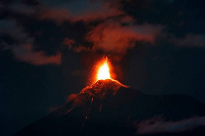 Núi lửa Guatemala hoạt động tăng cường, đe dọa tính mạng 2.000 người - Ảnh 1.