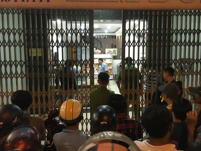 Nam thanh niên bịt mặt, cầm búa xông vào cướp tiệm vàng táo tợn ở Quảng Nam - Ảnh 2.