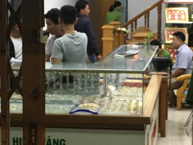 Nam thanh niên bịt mặt, cầm búa xông vào cướp tiệm vàng táo tợn ở Quảng Nam - Ảnh 1.