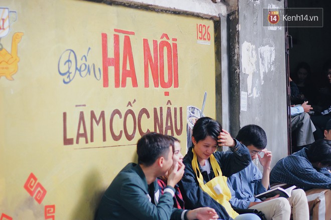Qu&aacute;n duy nhất ở H&agrave; Nội c&ograve;n rang c&agrave; ph&ecirc; bằng củi, những ng&agrave;y đẹp nhất m&ugrave;a thu thế n&agrave;y rất th&iacute;ch hợp để đến nh&acirc;m nhi - Ảnh 6.