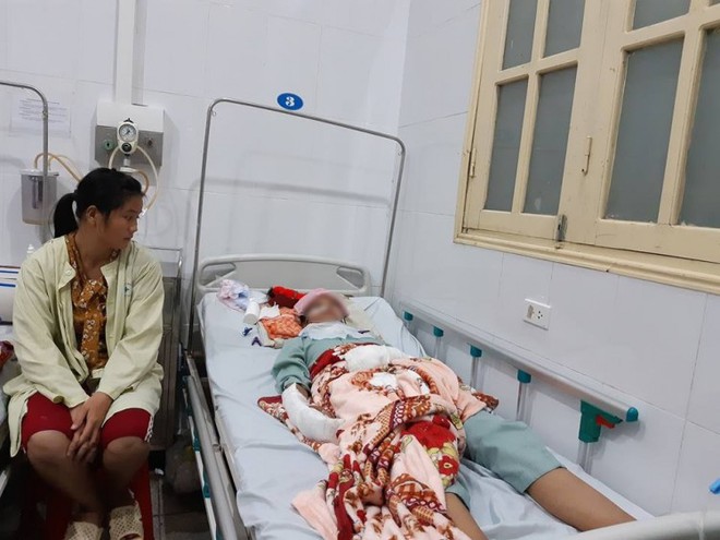 Vụ b&eacute; g&aacute;i bị thiếu ni&ecirc;n 13 tuổi cưỡng hiếp rồi cứa cổ diệt khẩu: Nạn nh&acirc;n đ&atilde; được chuyển xuống H&agrave; Nội phẫu thuật - Ảnh 1.