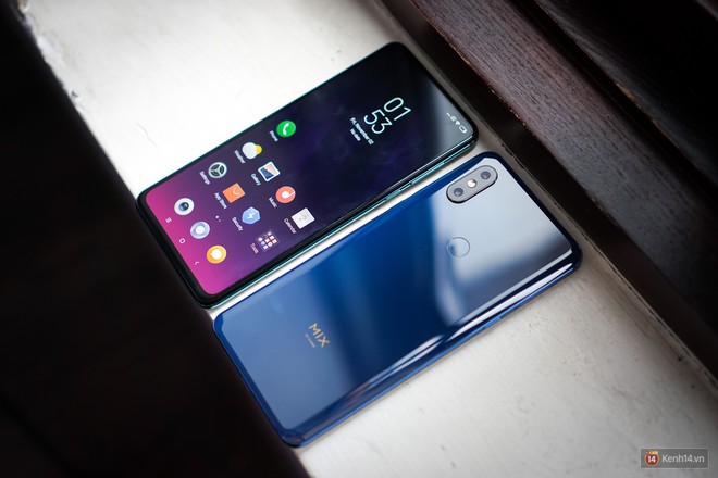 Ảnh thực tế Mi Mix 3 tại Việt Nam: chiếc điện thoại có màn hình tràn viền đẹp nhất của Xiaomi, cấu hình siêu mạnh chẳng ngán game nào - Ảnh 1.